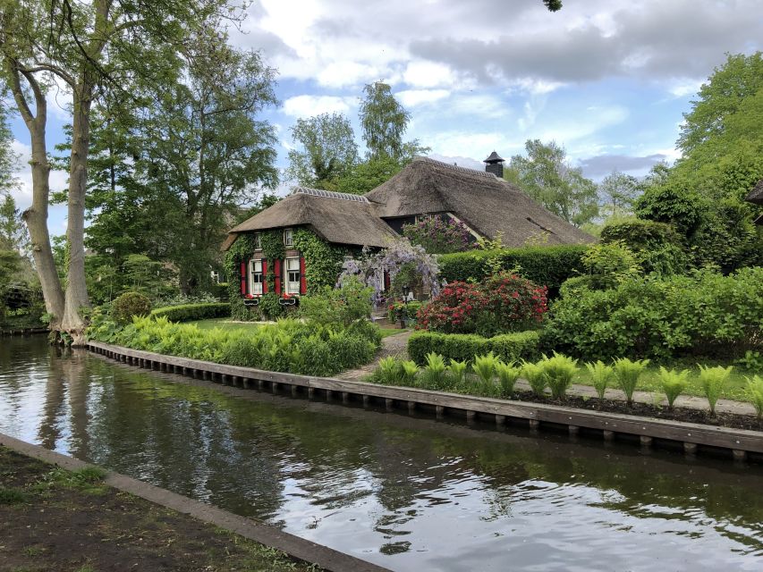 Amsterdam: Keukenhof Tulip Garden and Giethoorn Experience - Giethoorn by boat: the calm center of the tour