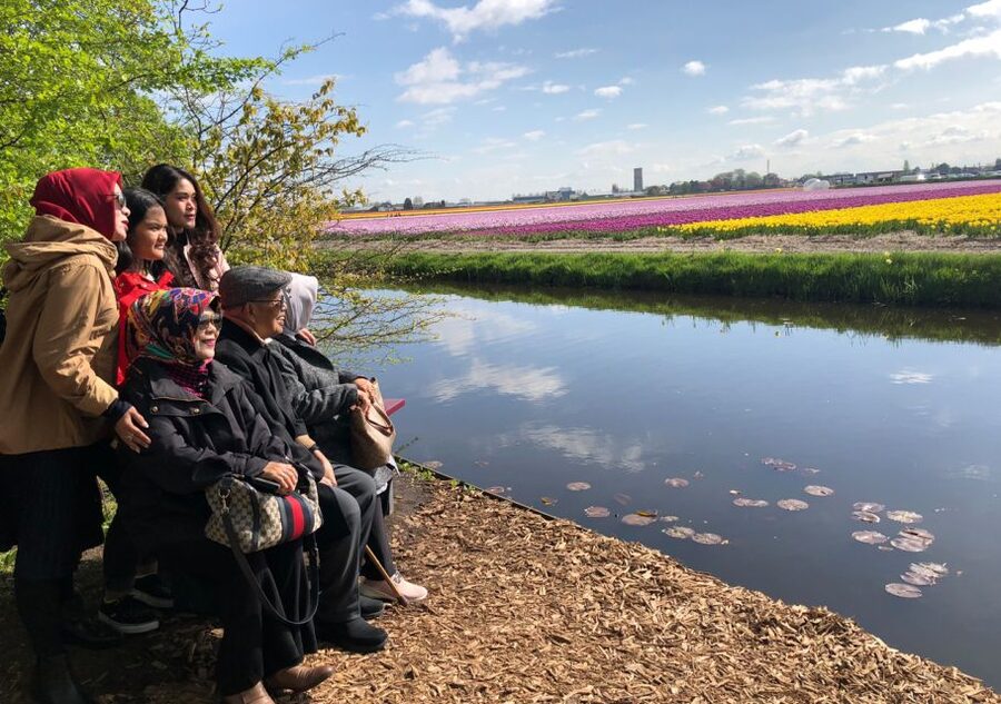 Amsterdam: Keukenhof Tulip Garden and Giethoorn Experience - Meeting in Amsterdam and settling into the coach