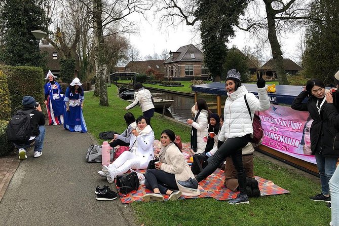 Amsterdam: Keukenhof Tulip Gardens and Giethoorn with Boat Tour - Guides, vehicles, and the human element