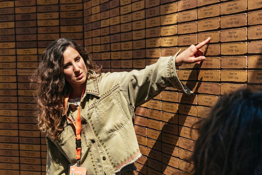 Amsterdam: Life of Anne Frank and World War II Walking Tour - Key points at a glance