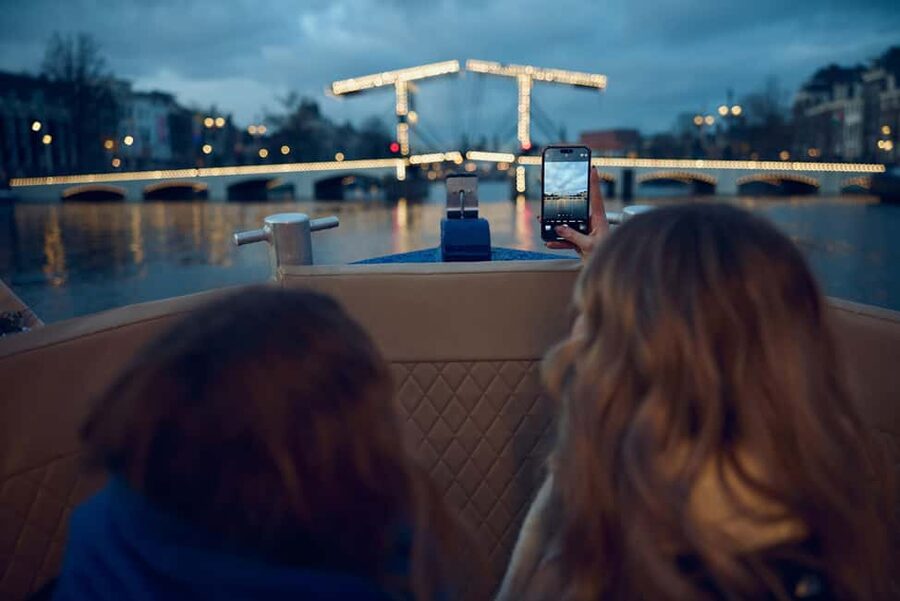Amsterdam: Light Festival Boat with Unlimited Drinks Option - The western canal belt and Haarlemmersluis