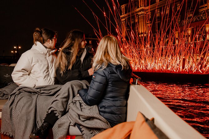 Amsterdam Light Festival: Canal Cruise + Bite & Unlimited Drinks - Who will get the most from this cruise