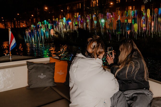 Amsterdam Light Festival: Canal Cruise + Bite & Unlimited Drinks - Meeting at Prins Hendrikkade 33A