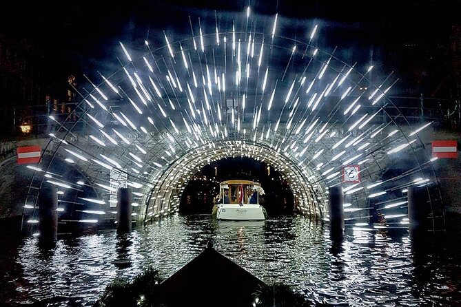 Amsterdam Light Festival: Canal Cruise + Snack & Unlimited Drinks - A canal cruise built around light