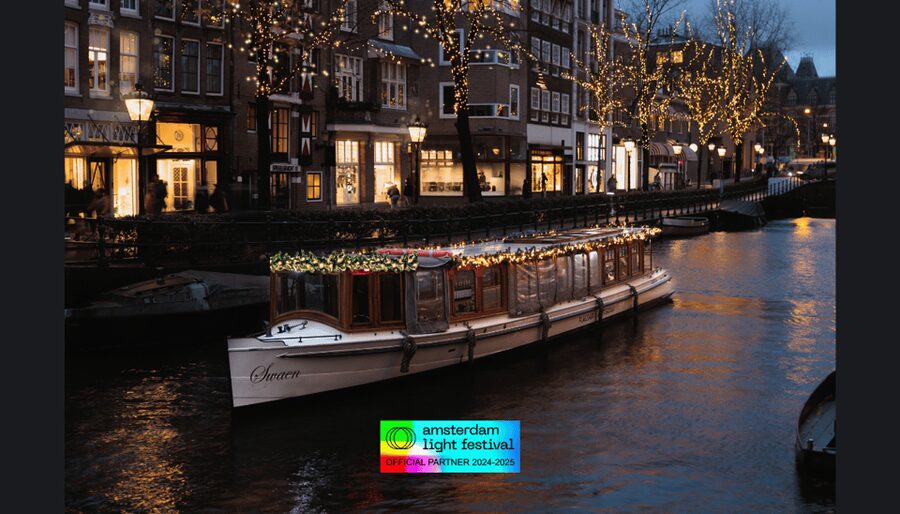 Amsterdam: Light Festival Heated Cruise w/ Drinks & Snacks - Hortus Botanicus and the Magere Brug