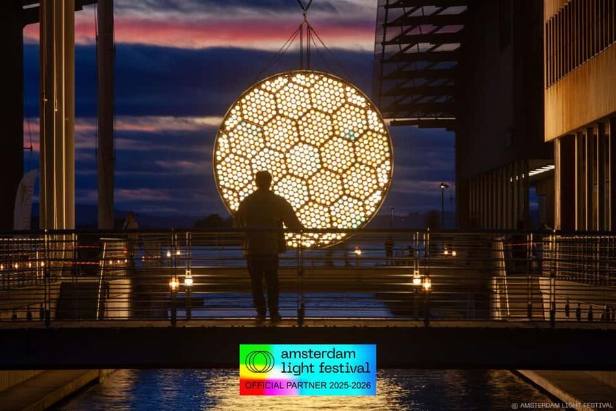 Amsterdam: Light Festival Heated Cruise with Drinks Option - How the English guide adds meaning