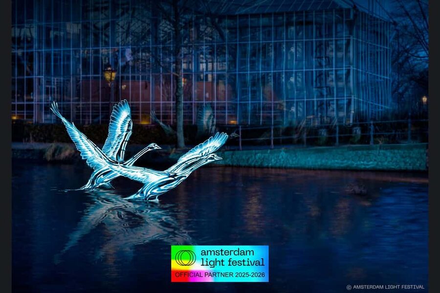 Amsterdam: Light Festival Heated Cruise with Drinks & Snacks - Following the route from NEMO to Waterlooplein