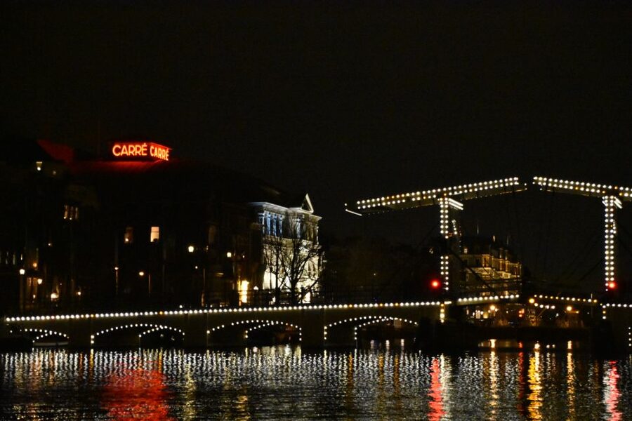 Amsterdam: Light Festival Heated Cruise with Drinks & Snacks - Who will enjoy this canal cruise most