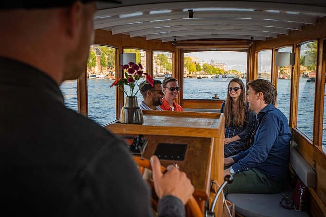 Amsterdam Light Festival Private Cruise With Welcome Drink - Why a private Light Festival cruise works so well