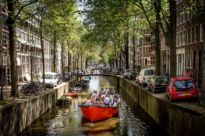 Amsterdam Light Festival: Saloon Boat Cruise + Hot Drinks & Bite - Staying warm on a winter canal