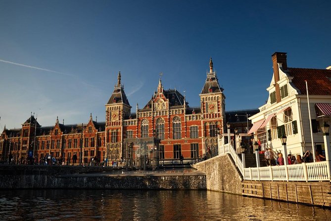 Amsterdam Light Festival: Saloon Boat Cruise + Hot Drinks & Bite - Crowding, delays, and the group size