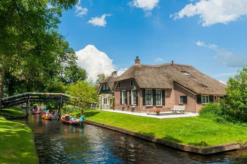 Amsterdam: Live GuideD Giethoorn Boat Tour & Cheese Platter - Arriving in Giethoorn and getting your bearings