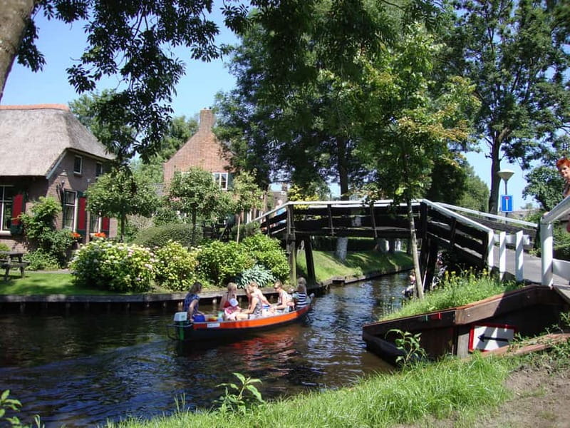 Amsterdam: Live GuideD Giethoorn Boat Tour & Cheese Platter - Free time for lunch, bridges, and cheese shopping