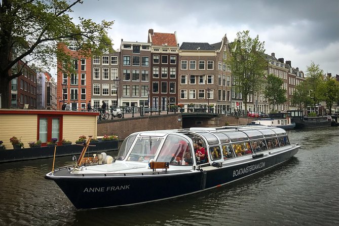 Amsterdam Live Guided Sightseeing Canal Cruise - Key points to know before boarding