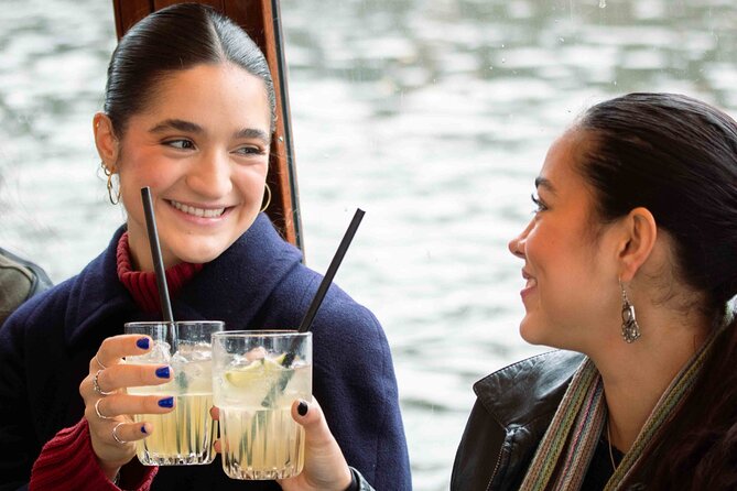 Amsterdam: Luxury Saloon Boat Cruise with Cocktails & Waffle - How the crew affects the ride