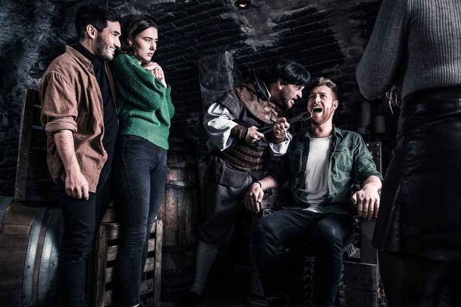 Amsterdam: Madame Tussauds & Amsterdam Dungeon Combo Ticket - The Amsterdam Dungeon: live actors and dark comedy
