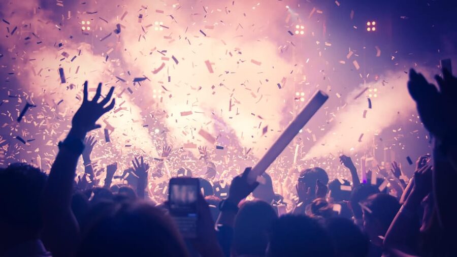 Amsterdam: Nightlife Ticket with Champagne and Cruise - Who will get the most from this package