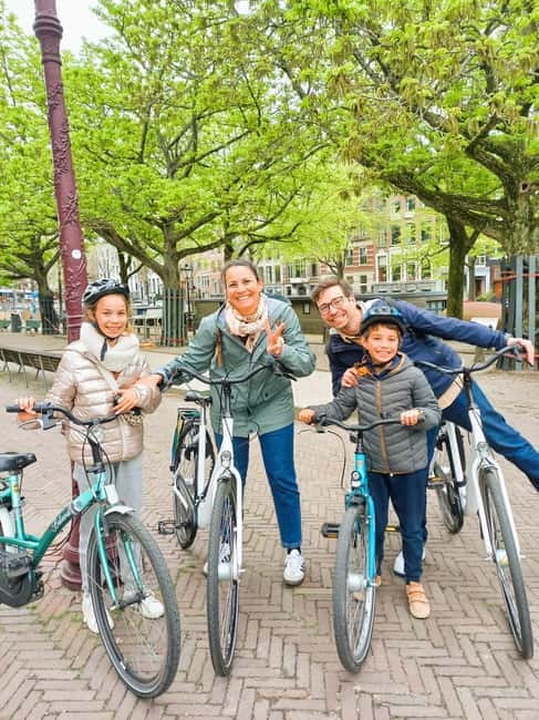 Amsterdam: Off the Beaten Path Bike Tour in French - A serious stop at the National Holocaust Names Monument