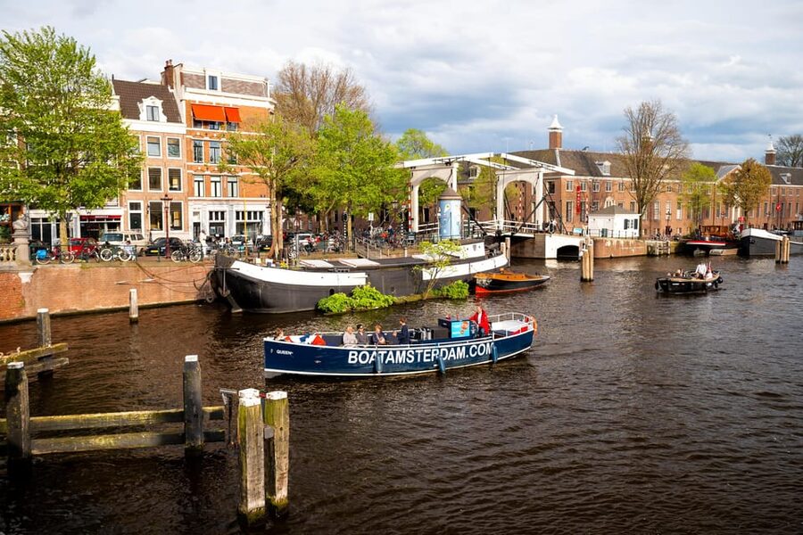 Amsterdam:Old City Canal Cruise with Live Guide and Open Bar - Why Amsterdam’s Canals Are the Best Place To Start
