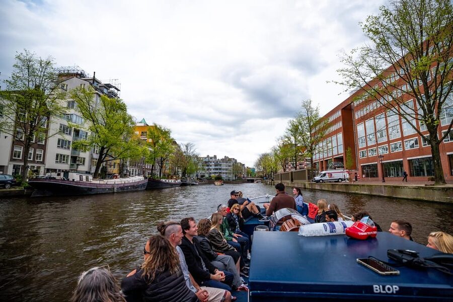 Amsterdam:Old City Canal Cruise with Live Guide and Open Bar - The First Views: Bridges, Buildings, and Water-Level Amsterdam