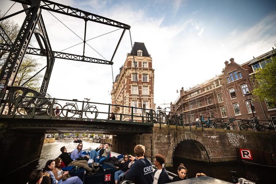 Amsterdam:Old City Canal Cruise with Live Guide and Open Bar - Anne Frank House, Westerkerk, and Jordaan From the Canal