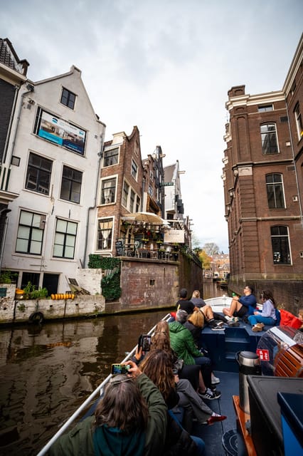 Amsterdam:Old City Canal Cruise with Live Guide and Open Bar - What the Live Guide Adds