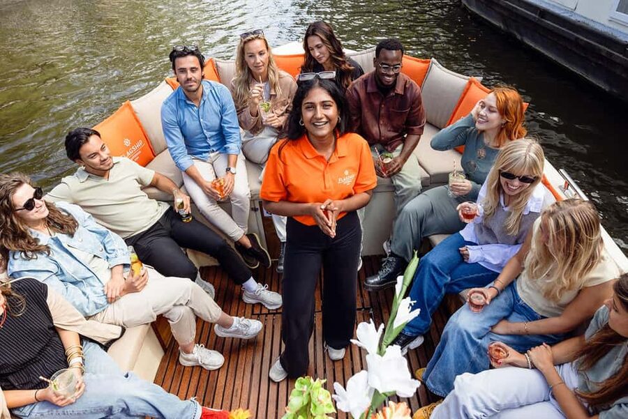 Amsterdam: Open Boat Cruise option Unlimited Drinks & Bite - The guides make or break the hour