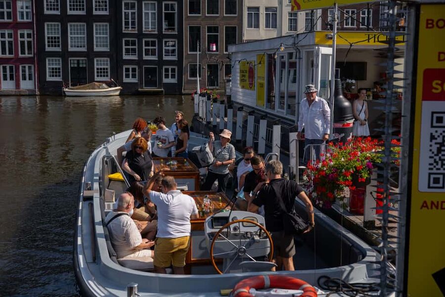 Amsterdam: Open Boat Tour of Canals with Expert Local Guide - Passing the Rijksmuseum from the water