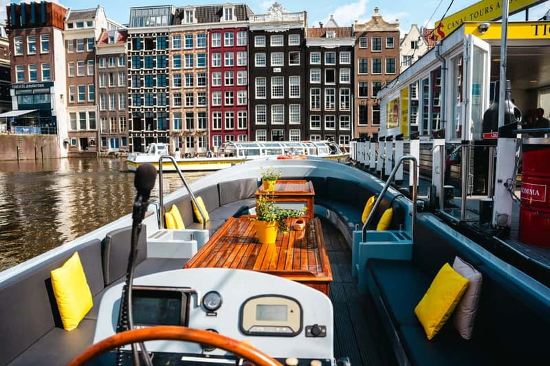Amsterdam: Open Boat Tour of Canals with Expert Local Guide - Magere Brug and the changing views from the canal