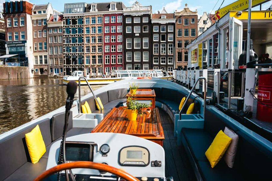 Amsterdam: Open Boat Tour of Canals with Expert Local Guide - What the guide adds to a one-hour ride