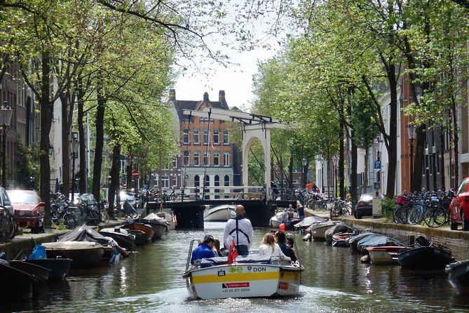 Amsterdam Open Boat Tour with Local Guide - What the guide adds to the experience