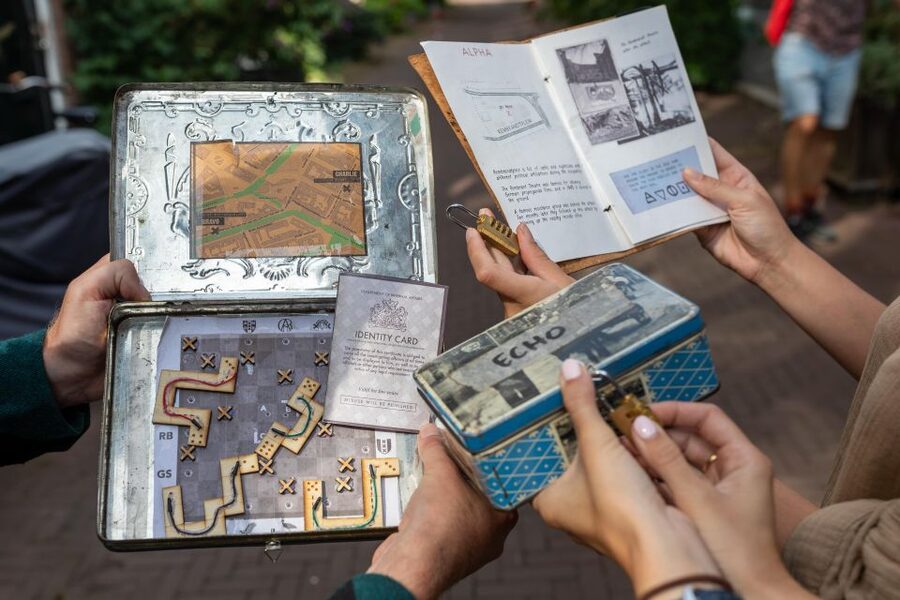 Amsterdam: "Operation 45 " Treasure Hunt Walking Tour - Who will enjoy the puzzles most?
