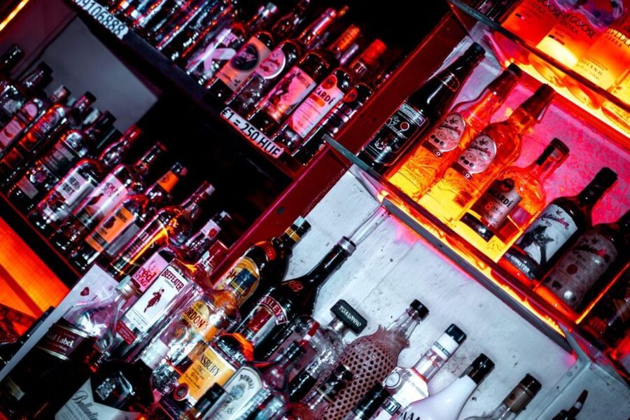 Amsterdam: Original Pub Crawl Party with VIP Entrance - Waterhole Bar and the first round of introductions