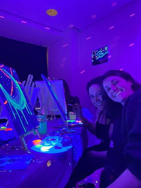 Amsterdam: Paint and Sip in the Dark at Rembrandt van Wine - How the art instruction works for beginners