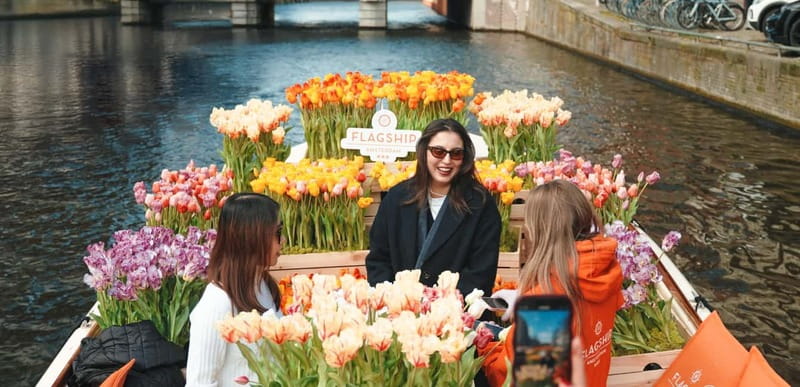 Amsterdam: Premium Tulip Boat Canal Tour - Setting off for one hour on Amsterdam’s canals