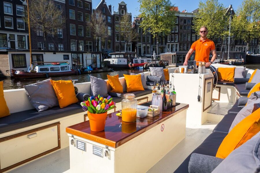 Amsterdam: Private BBQ Cruise with Personal Chef & Drinks - Unlimited drinks change the value calculation