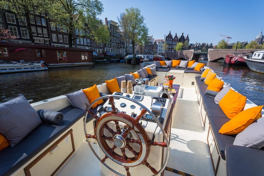 Amsterdam: Private Canal Cruise in German + Unlimited Drinks - What the $730 price really buys you