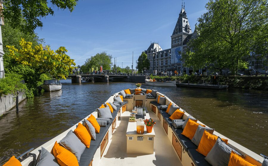Amsterdam: Private Canal Cruise in German + Unlimited Drinks - Herengracht and the canal belt