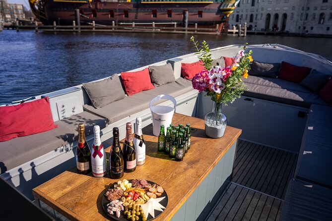 Amsterdam: Private Canal Cruise with Drinks and Snacks - The canal homes of the Herengracht and the Seven Bridges area