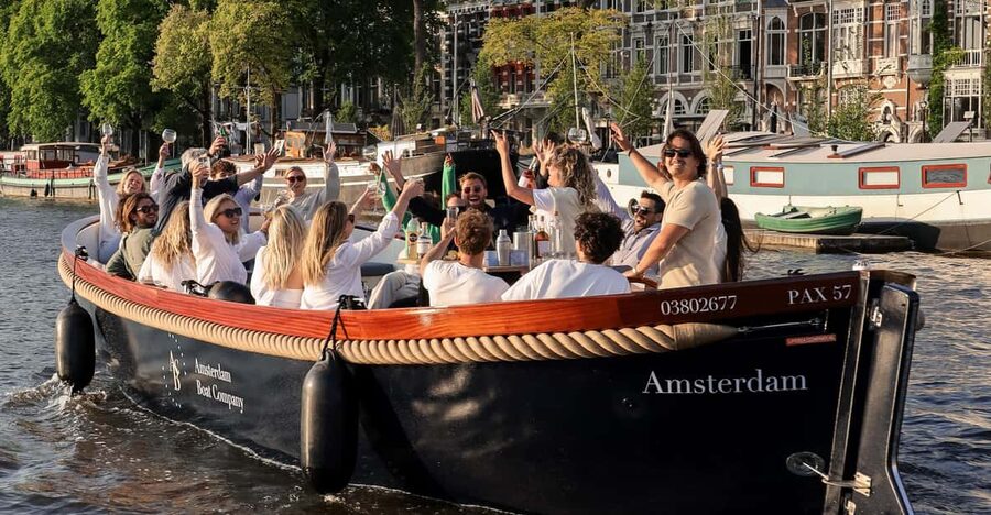 Amsterdam: Private City Canal Cruise With Unlimited Drinks - Why Amsterdam’s canals are better from a boat