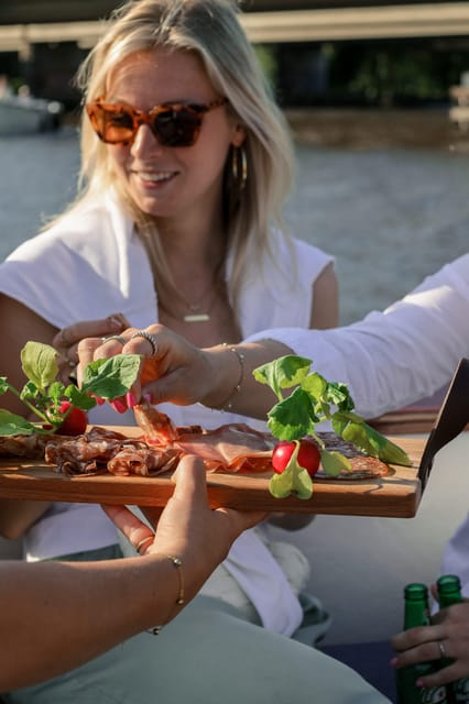 Amsterdam: Private City Canal Cruise With Unlimited Drinks - Cruising the Grachtengordel for 1.5 hours
