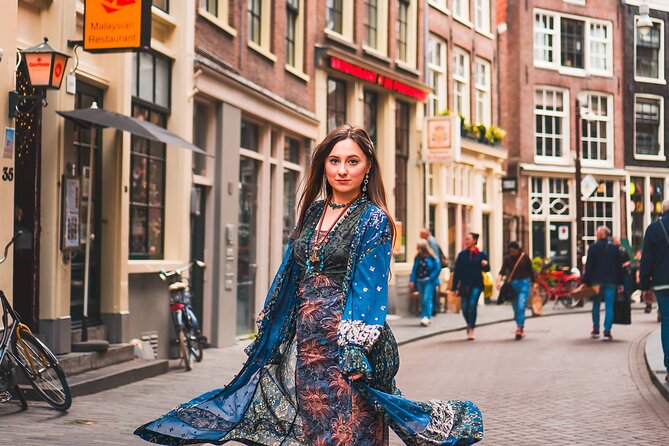 Amsterdam: Private City Centre and Canals Photo walk - Posing help that keeps the pictures natural