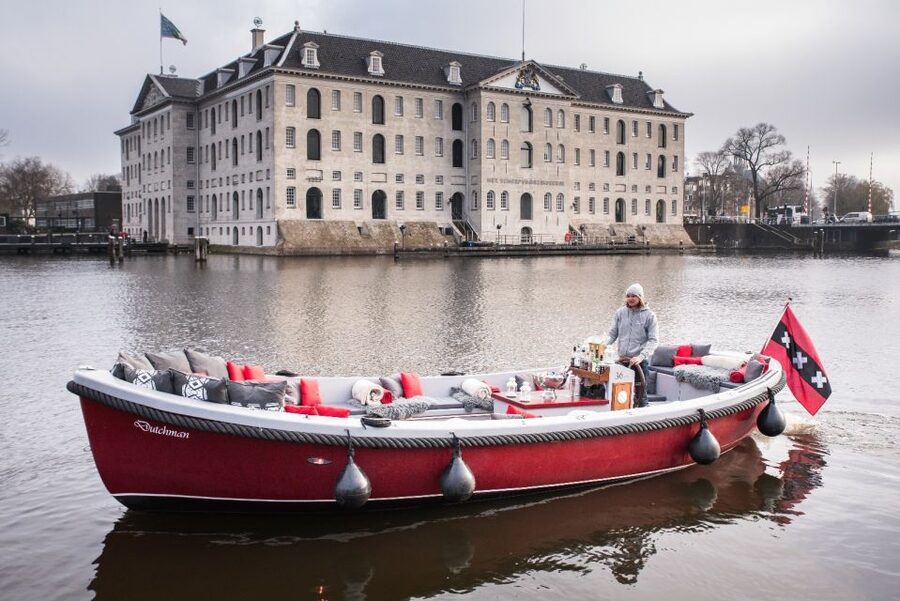Amsterdam: Private Cruise with Drinks & Optional Snacks - Meeting the boat beside Seapalace