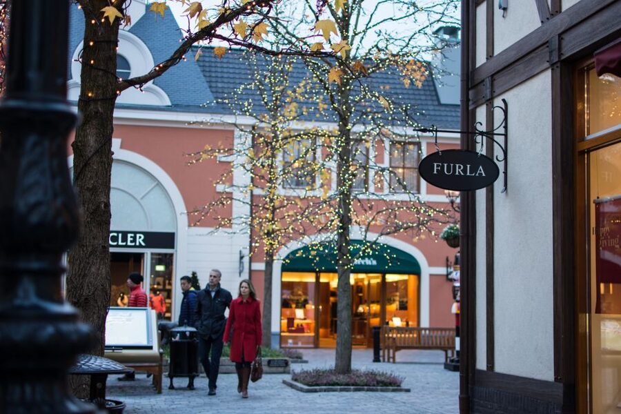 Amsterdam: Private Day Trip to Designer Outlet Roermond - Meeting your driver in Amsterdam