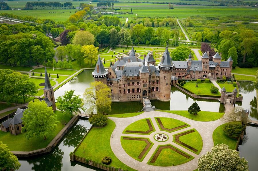 Amsterdam: Private green tour !!! Windmills, castle - Volendam: harbor views and a taste of Dutch fish
