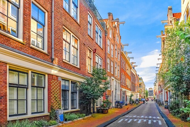 Amsterdam Private Historical Walking Tour - The Royal Palace and New Church in ten focused minutes