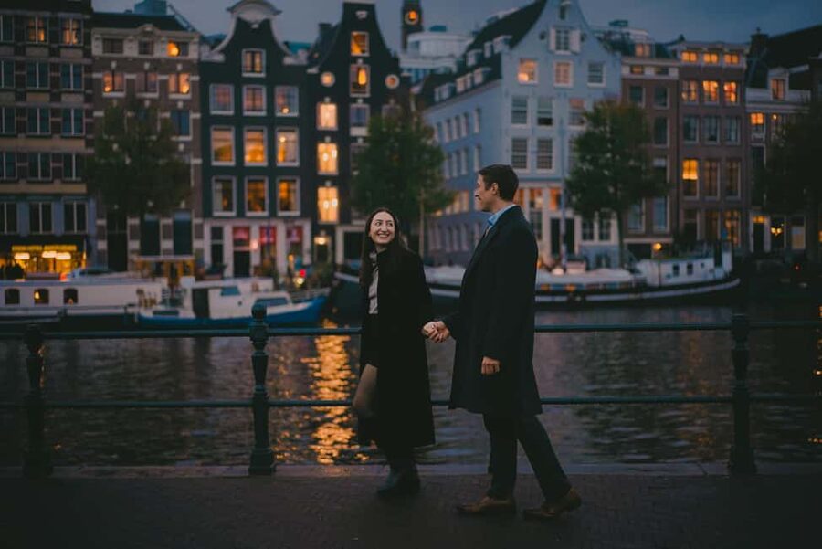 Amsterdam: Private Photoshoot for Couple, Family, or Solo - Makelaarsbruggetje: a quick bridge setting
