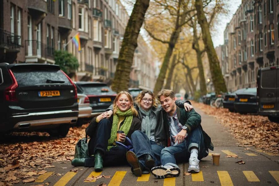 Amsterdam: Private Photoshoot for Couple, Family, or Solo - Raamgracht: more room for natural movement