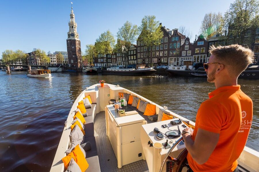 Amsterdam: Private Prosecco Canal Cruise Tour - The first minutes: drinks, introductions, and canal views
