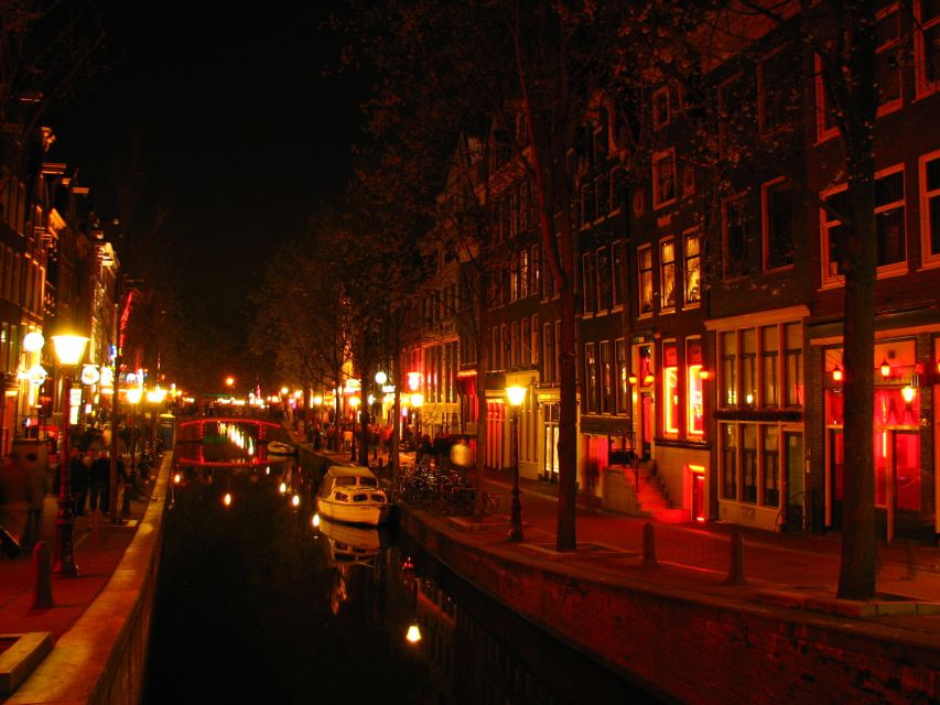Amsterdam: Private Red Light District and Food Tour - Dam Square and the first look at old Amsterdam